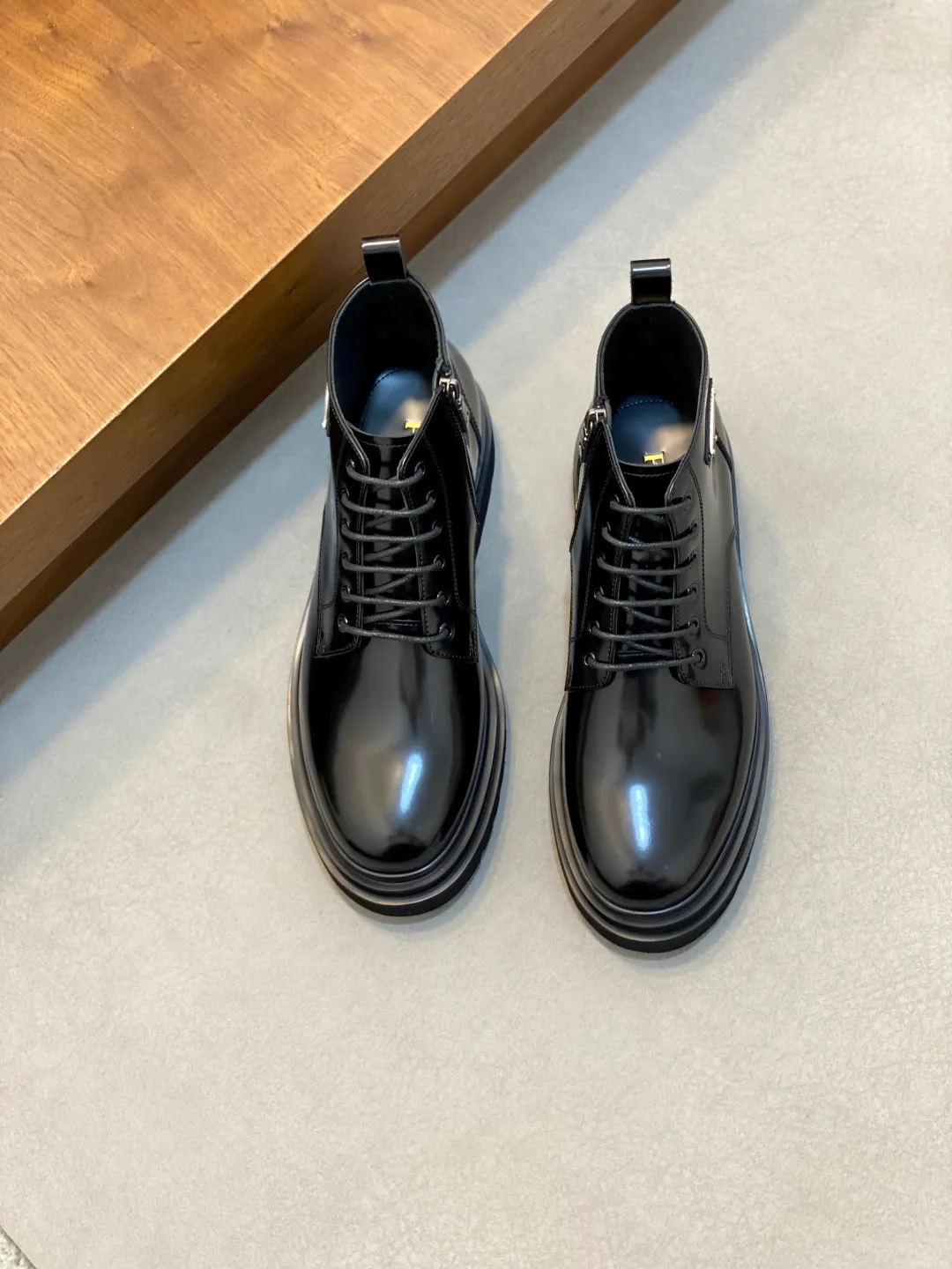 Men's men's shoes💰900 Prada/Prada Thick-soled formal wear shipped, same style at the counter, top-quality goods produced in Dongguan, those who know the goods should hurry up and start! New men's casual leather shoes, imported calfskin, shiny and translucent leather, uniform leather holes, fine texture, splicing and sewing technology, soft, comfortable and wrinkle-free, elegant Derby shoe shape, thickened and heavy-duty made, high-quality products that kill all currencies in the market, standard gold-label cowhide feet, calfskin lining, thickened rubber sole, durable and wear-resistant, ultra-light material, extremely comfortable for the upper foot, smooth surface, splicing lines, two styles to choose from, complete packaging! Size: 39-40-41-42-43-44 (45 customized) leather shoes